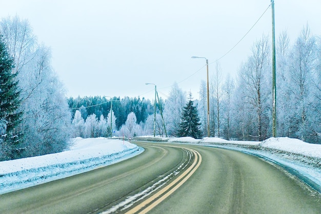 Verschneite Straße des Winters Rovaniemi, Lappland, Finnland
