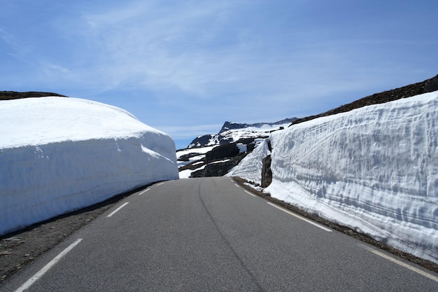 "verschneite Straße" - Straße in den norwegischen Bergen