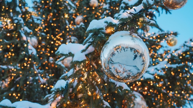 Verschneite Weihnachtsbaum-Spielzeug-Kulisse