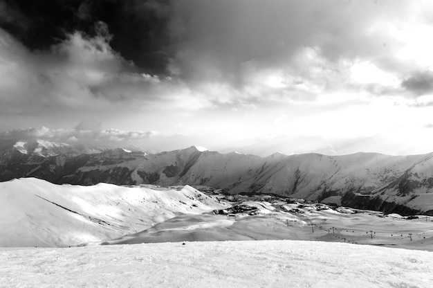 Verschneite Winterberge am Sonnentag. Kaukasus, Georgien, vom Skigebiet Gudauri