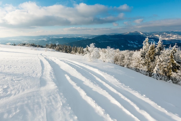 Verschneite Winterberglandschaft