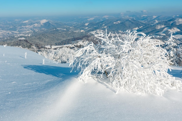 Verschneite Winterberglandschaft