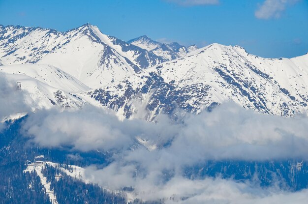 Verschneite Winterlandschaft eines SkigebietsPanoramablick