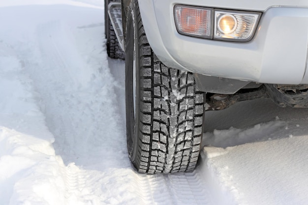 Verschneite Winterstraße voraus ein nicht erkennbares Auto