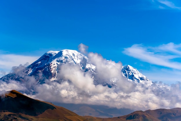 verschneiten Chimborazo mit seinen schneebedeckten Hängen