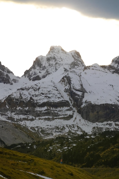 Verschneiter Berg in den Pyrenäen