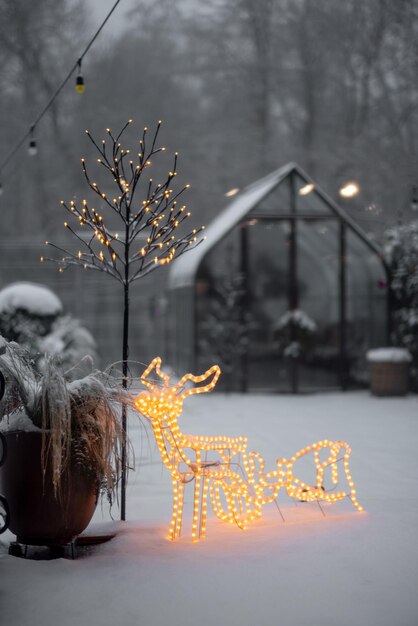 Foto verschneiter hinterhof während der winterferien