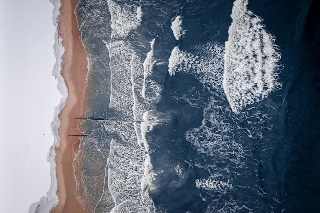 Verschneiter Strand an der Ostsee Wintertourismus Polen Luftaufnahme