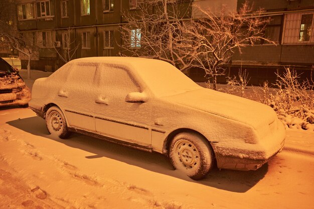 Verschneites Auto nach Schneefall