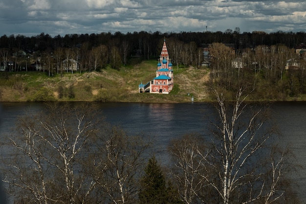 Foto verschütten des flusses volka in tutaev, region jaroslawl.