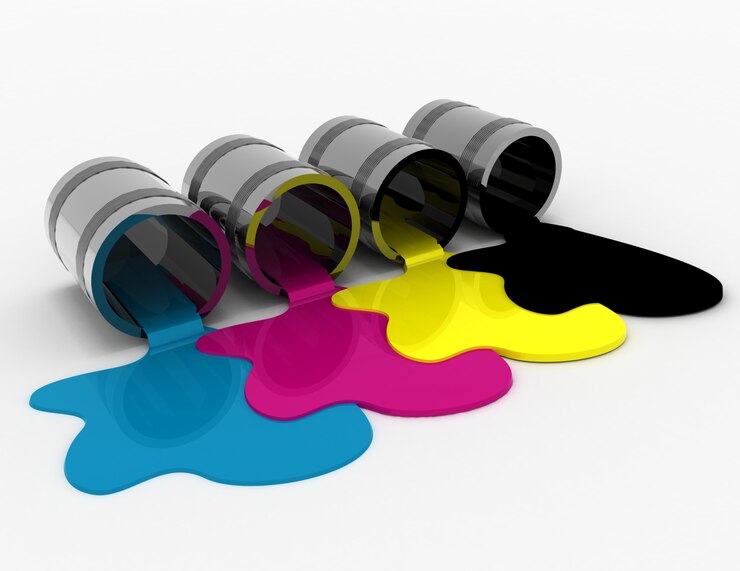 Verschüttete Farbdosen isoliert auf weißem Hintergrund (CMYK-Konzept)