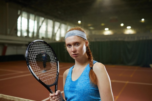 Verschwitzte Frau auf dem Tennisplatz