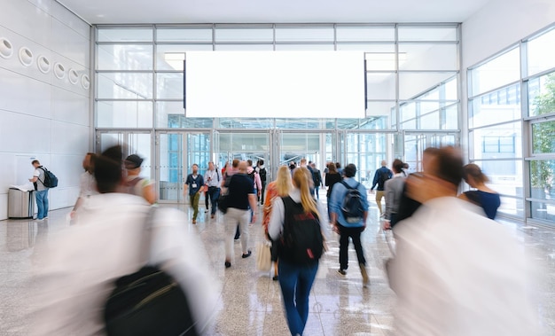 verschwommen Geschäftsleute auf einer Messe, darunter Textfreiraum