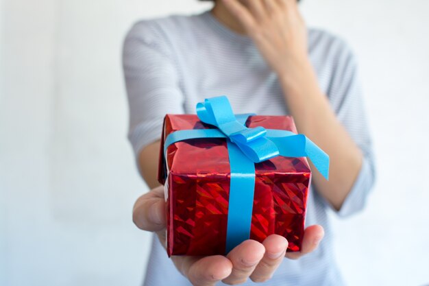 Verschwommen von asiatischen frau hält valentine&#39;s Geschenkbox