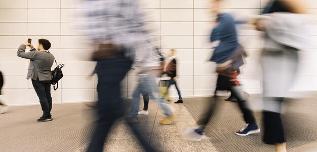 Verschwommene anonyme Geschäftsleute gehen zu Messen oder Geschäftsveranstaltungen