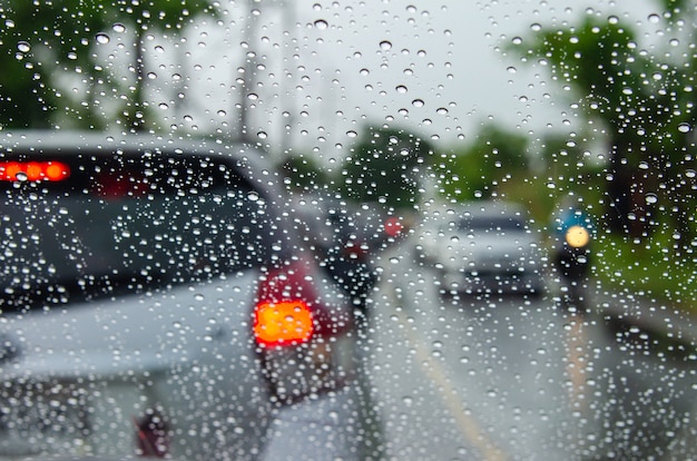 Verschwommene Auto Bilder mit Wassertropfen