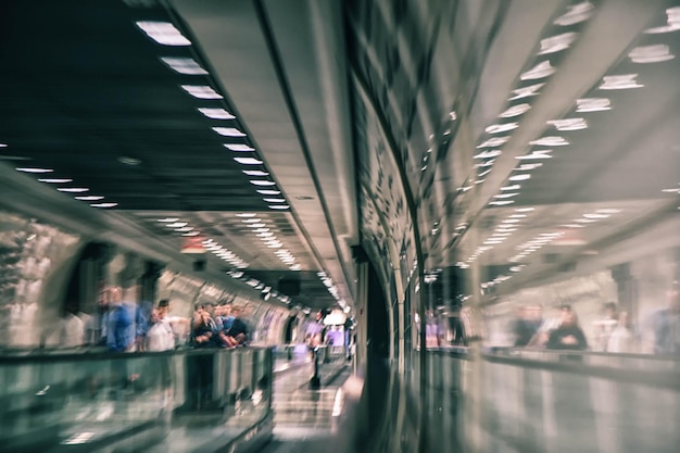 Verschwommene Bewegung der Rolltreppe am U-Bahn-Bahnhof