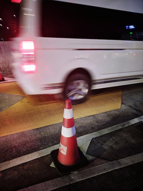 Foto verschwommene bewegung des autos auf der straße in der stadt