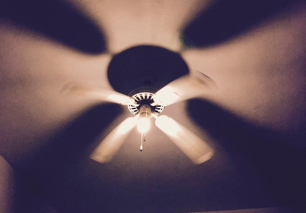 Foto verschwommene bewegung des deckenventilators im dunkelzimmer