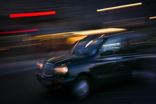Verschwommene Bewegung eines auf der Straße fahrenden Fahrzeugs