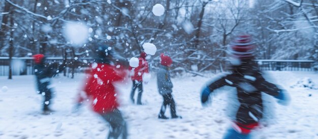 Verschwommene Bewegungen, als junge Freunde Schneebälle werfen