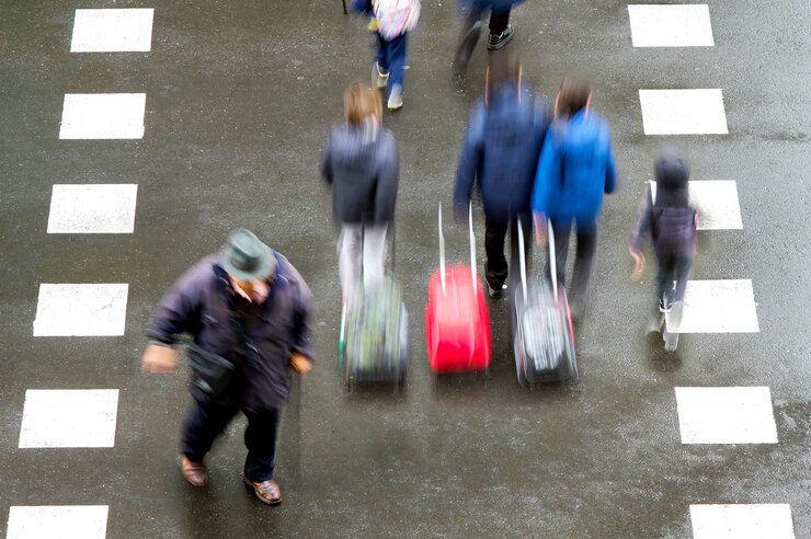 Foto verschwommene bewegungen von menschen, die auf der straße gehen