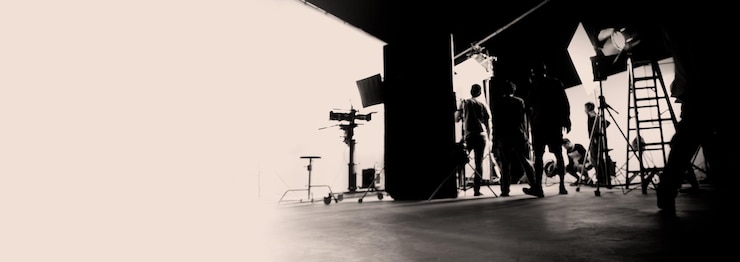 Foto verschwommene bilder eines filmteams, das im videoproduktionsstudio arbeitet und filmt