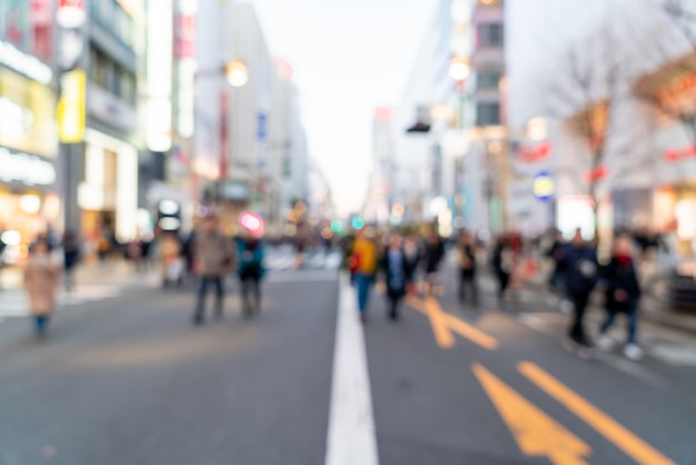 Verschwommene Einkaufsstraße bei Shinjuku in Tokio, Japan