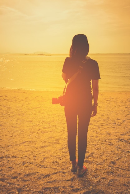 Verschwommene Fotografin auf dem Strandfilmton