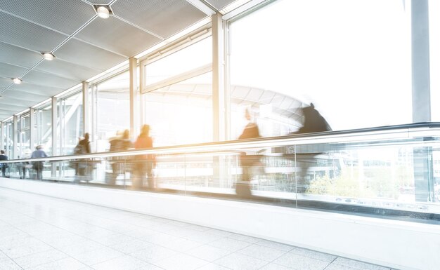 Verschwommene Geschäftsleute auf einer Messe auf einem Skywalk/einer Treppe