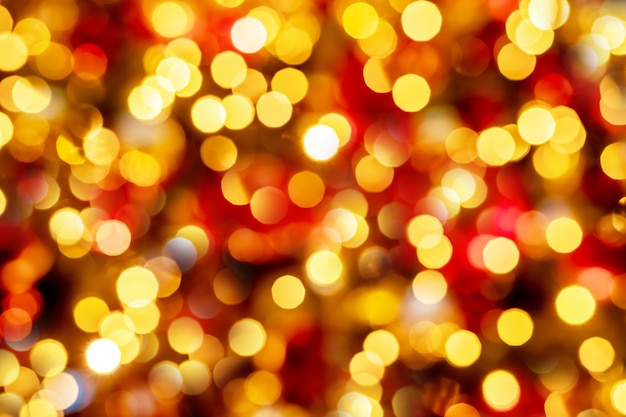 Verschwommene Girlandenlichter aus Gelbgold Defokussierter, verschwommener, glänzender Weihnachtshintergrund