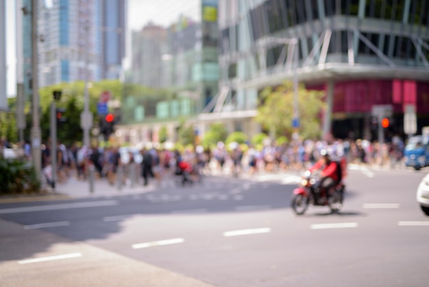 Verschwommene Leute, die in Singapur-Stadt an der Obstgarten-Straße im horizontalen Schuss gehen