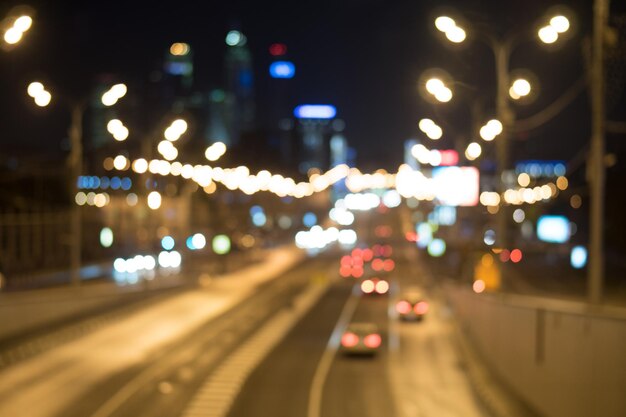 Verschwommene Lichter des Stadtverkehrs in der Nacht