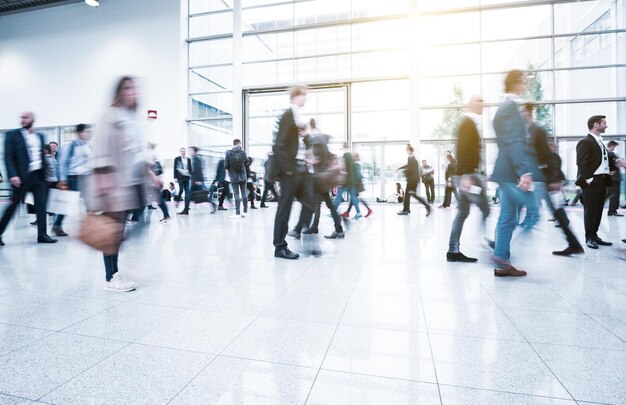 Verschwommene Menschen auf einer Messe