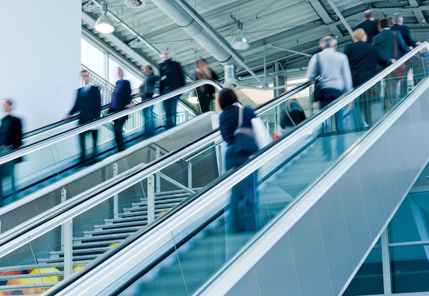 Verschwommene Menschen auf einer Messe