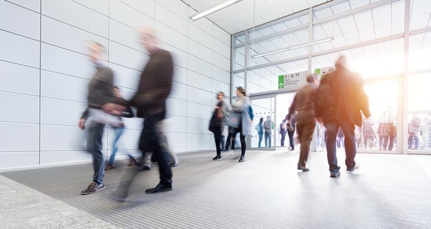 Verschwommene Menschen auf einer Messe