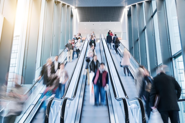 Verschwommene Menschen auf einer Messe