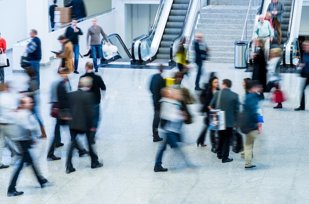 Verschwommene Menschen auf einer Messe