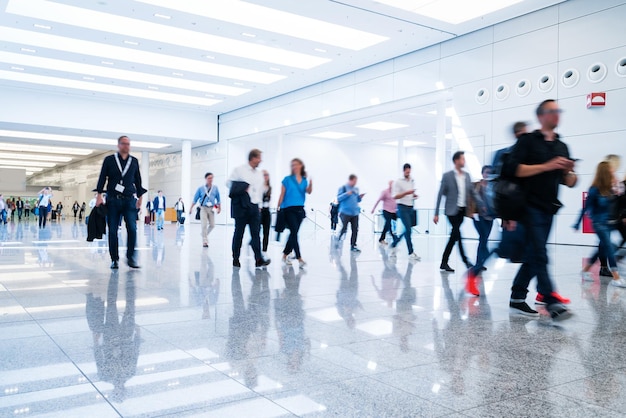 Verschwommene Menschen auf einer Messe