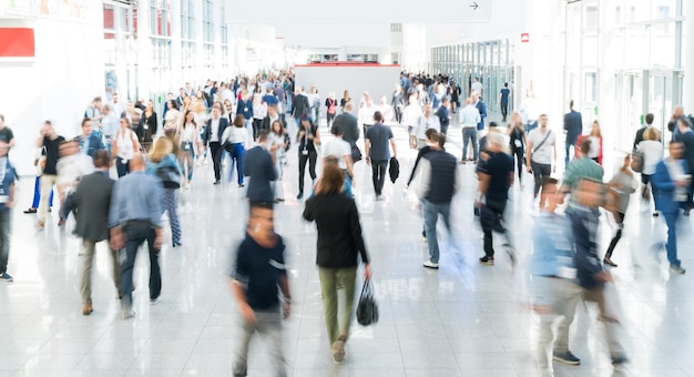 Verschwommene Menschen auf einer Messe