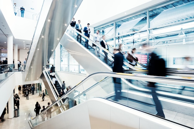 Verschwommene Menschen auf einer Messe