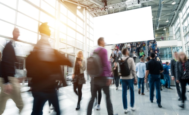 Verschwommene Menschen auf einer Messe