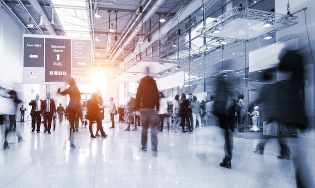 Verschwommene Menschen auf einer Messe