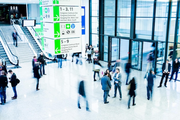 Verschwommene Menschen auf einer Messe