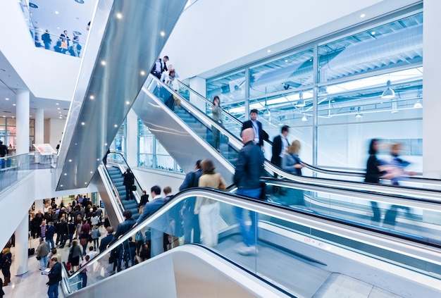 Verschwommene Menschen auf einer Messe