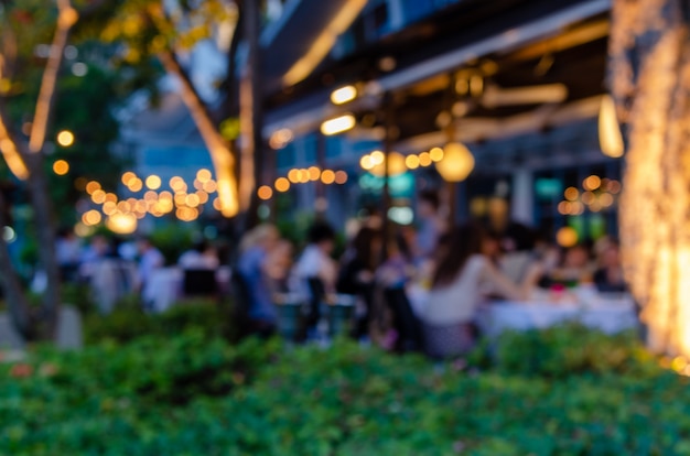 Verschwommene Menschen essen in Restaurants