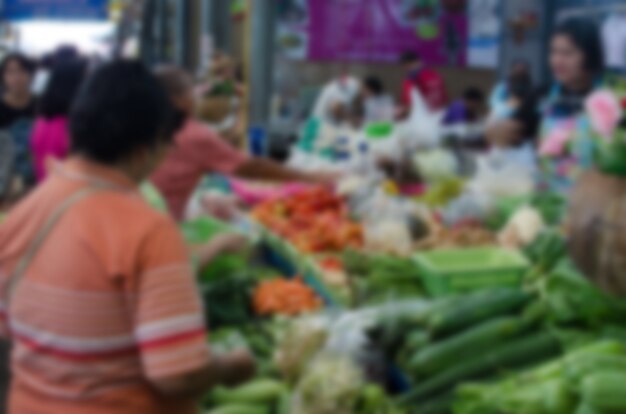 Verschwommene Menschen im Markt