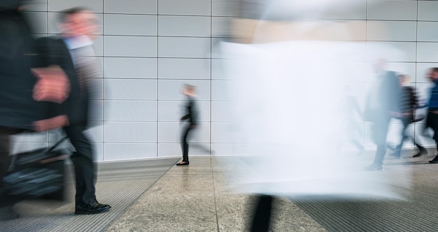 verschwommene messebesucher laufen in einer etage