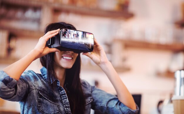 Verschwommene New Yorker Straße gegen junge Frau mit dem Virtual-Reality-Headset