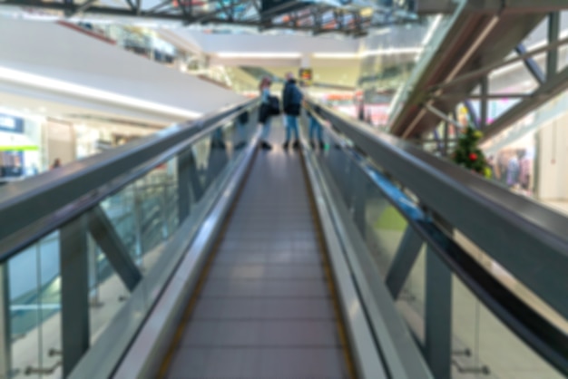 Verschwommene Rolltreppe in einem Supermarkt. Verkauf von Waren in einem Einzelhandelsgeschäft.